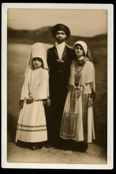 File:Dhimze-family.png